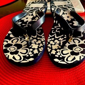 Kate Spade ♠️ floral flip flops, size 8